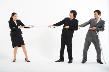 밧줄을 들고 있는 비즈니스 사람들