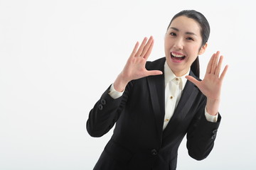 검은 정장을 입고 제스처를 취하는 비즈니스 여성