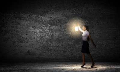 Obraz premium Businesswoman with lantern