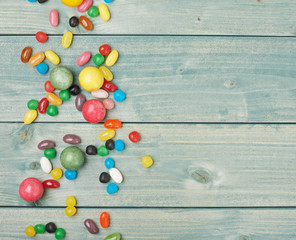 Obraz premium Candies lying over the wooden surface