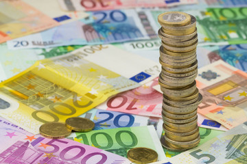 Münzturm auf Euro Geldscheine