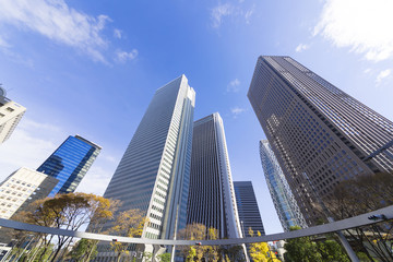 ［東京都市風景］澄み切った青空　新宿高層ビル群を見上げる ［超広角撮影］