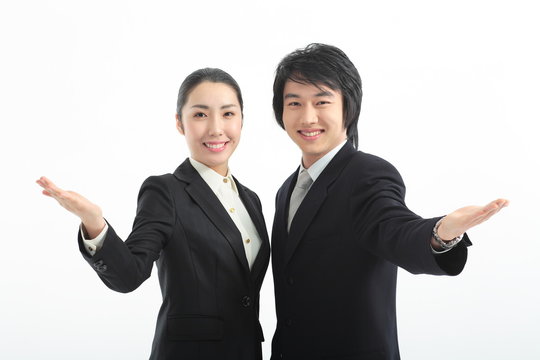 보여주고 안내하는 아시안 비즈니스 여성과 남성