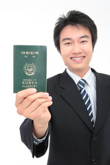 여권을 들고 있는 아시안 비즈니스맨