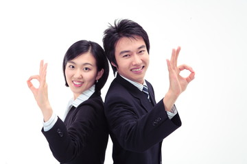 등을 맞대고 서서 오케이 싸인을 하는 비즈니스 여성과 남성