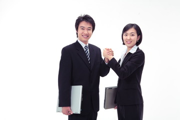 손을 맞잡고 카메라를 쳐다보는 비즈니스 여성과 남성