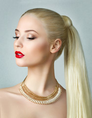Beauty portrait of gorgeous blonde woman with ponytail - obrazy, fototapety, plakaty