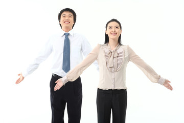 서서 제스처를 취하는 아시안 비즈니스맨과 우먼