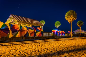 Photo sur Plexiglas Clearwater Beach, Floride Palm trees and colorful beach umbrellas at night in Clearwater B