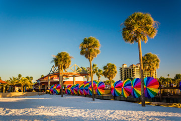 Palmbomen en kleurrijke parasols in Clearwater Beach, Flo