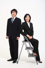 Fototapeta premium 서서 제스처를 취하는 아시안 비즈니스맨과 우먼