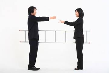 서서 제스처를 취하는 아시안 비즈니스맨과 우먼