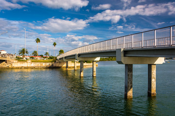 Fototapeta premium Pedestrian bridge over the Intracoastal Waterway in Clearwater B