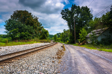 Obraz premium Railroad track and dirt road in rural Carroll County, Maryland.