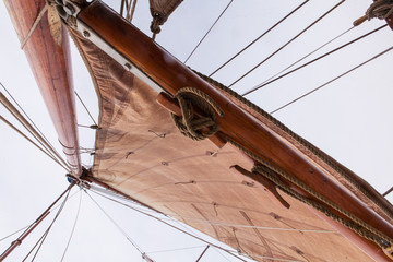 Segel und Seile auf historischem Segelboot