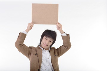 보드를 들고 안내하는 아시안 남성