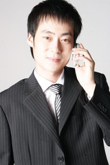 서서 제스처 취하는 아시안 비즈니스맨