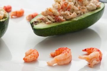 assiette d'avocats au crabe et aux crevettes