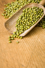 Holzhintergrund mit Textfreiraum - Mungobohnen