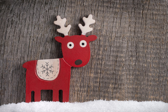 Rotes Holzrentier im Schnee