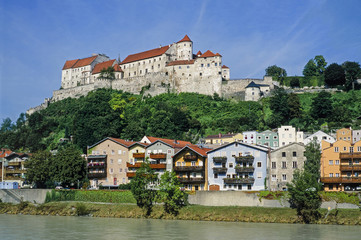 Fototapeta na wymiar Stadtansicht mit Burg, Burghausen a.d.Salzach