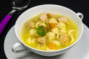 Hühnerbrühe mit Nudeln