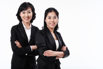 서서 제스처를 취하는 두 명의 아시안 비즈니스 여성