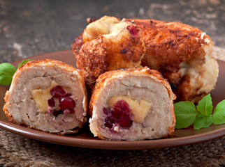 Chicken rolls with cranberries, cheese and honey