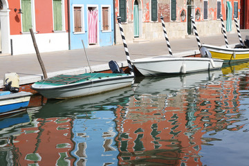 Fototapeta na wymiar colorful houses of the island of burano and boats in the Canal
