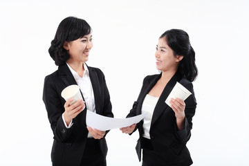 서서 제스처를 취하는 두 명의 아시안 비즈니스 여성