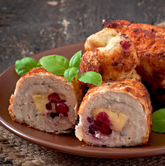 Chicken rolls with cranberries, cheese and honey