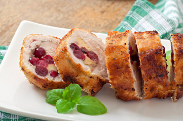 Chicken rolls with cranberries, cheese and honey