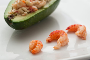 assiette d'avocats au crabe et aux crevettes