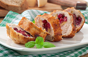 Chicken rolls with cranberries, cheese and honey