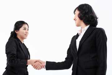 서서 제스처를 취하는 두 명의 아시안 비즈니스 여성