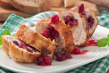 Chicken rolls with cranberries, cheese and honey