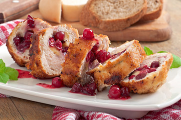 Chicken rolls with cranberries, cheese and honey