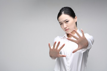 서서 제스처를 취하는 아시안 비즈니스 우먼