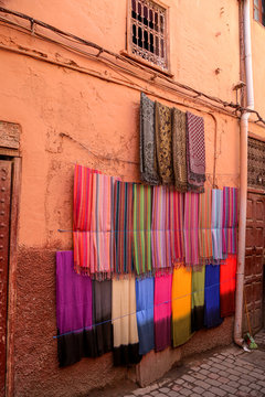 étalage de tissus marocains
