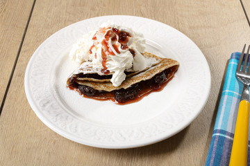 pancake con frutta e panna