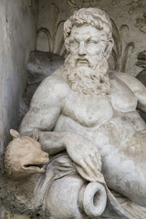 Fototapeta na wymiar Rappresentazione scultorea mitologica del fiume Tevere di Roma