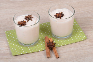 Joghurt mit Zimt und Anis