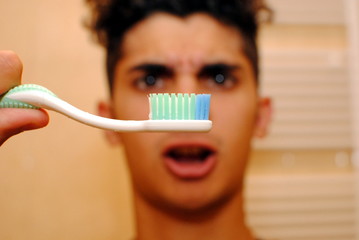 ragazzo con spazzolino da denti