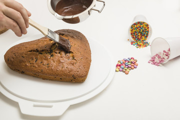 Lasieren - Kuchen in Herzform dekorieren mit Schokolade