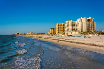 Poster Clearwater Beach, Floride Vue des hôtels en bord de mer et de la plage depuis le quai de pêche de