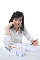 앉아서 제스처 취하는 아시안 비즈니스 여성