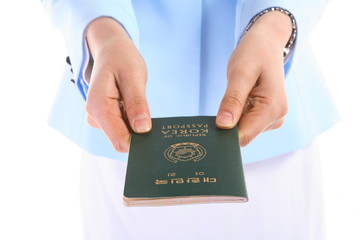 여권 들고 있는 스튜어디스