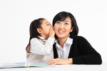 선생님과 공부하며 웃고 있는 아시안 소녀