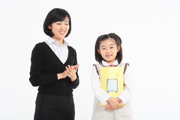 흰 배경에서 웃고 있는 아시안 소녀와 여성
