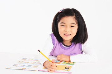 책상에서 공부 하는 아시안 소녀